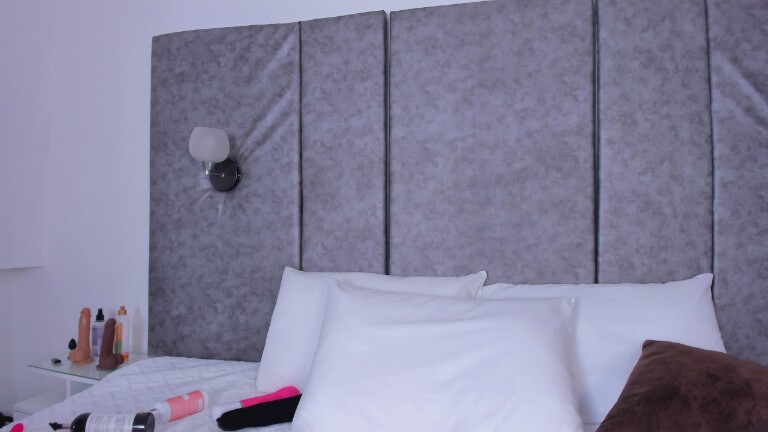 Tharaa24's Streamate show and profile