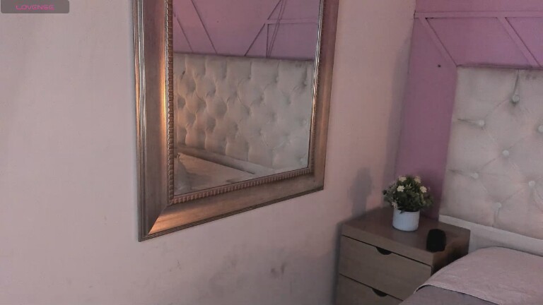 Nahomyys's Streamate show and profile